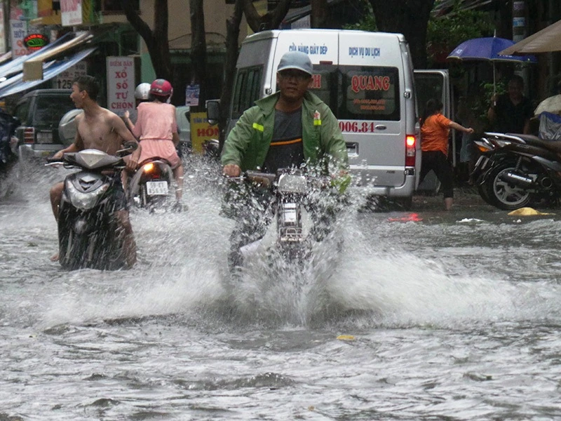 Mưa lớn, TP.HCM lại ngập nhiều nơi